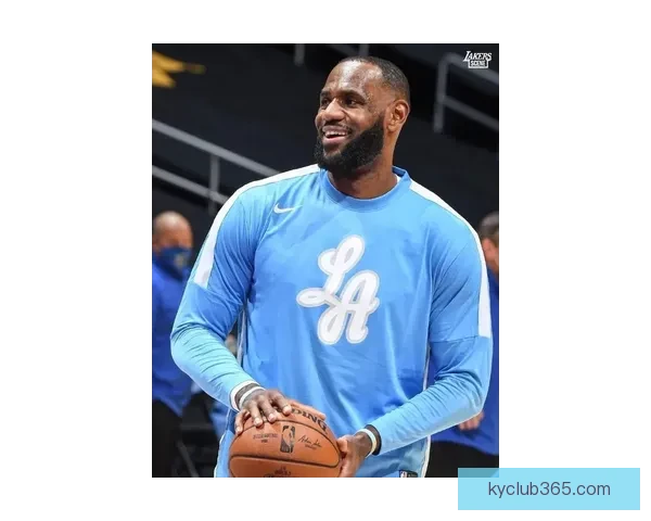 东契奇模仿詹姆斯晒打高尔夫动态 展现休闲时光与运动魅力